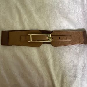 Tan accent belt with elastic waist. Adjustable